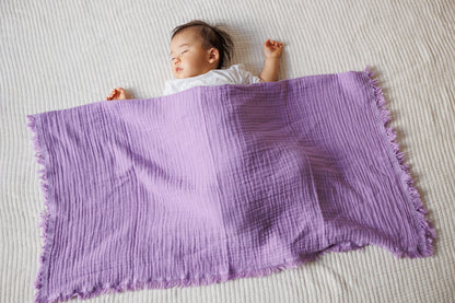 Versatile 4-layer cotton gauze blanket in lilac, ideal for babies and adults