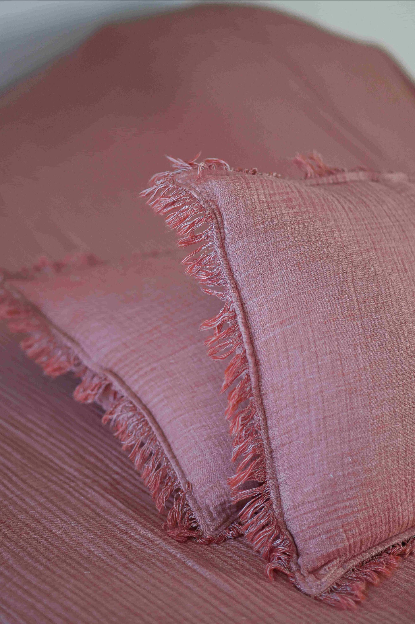 Luxury Muslin Throw & Pillowcases – Soft, breathable muslin fabric for ultimate comfort and elegance in coral pink & ecru.