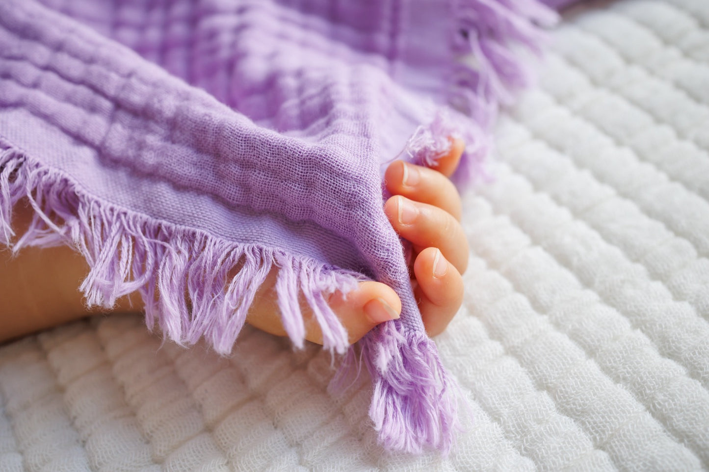 Soft and breathable 100% cotton crinkled gauze blanket in lilac